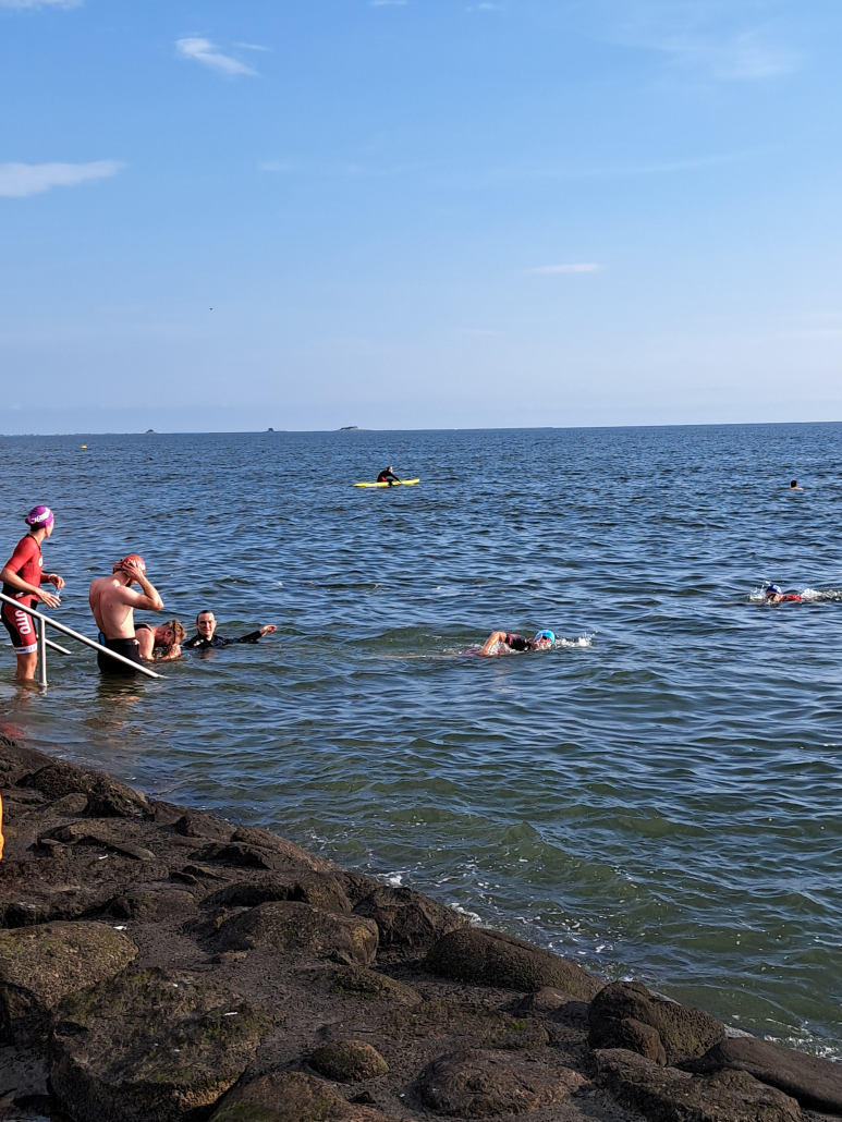 Schwimmer in der Nordsee beim Hallig Dreeathlon 2025