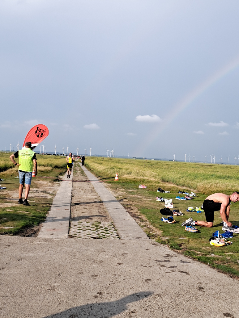 Einlauf in die 2. Wechselzone - Laufen- Schwimmen - Hallig Dreeathlon 2025