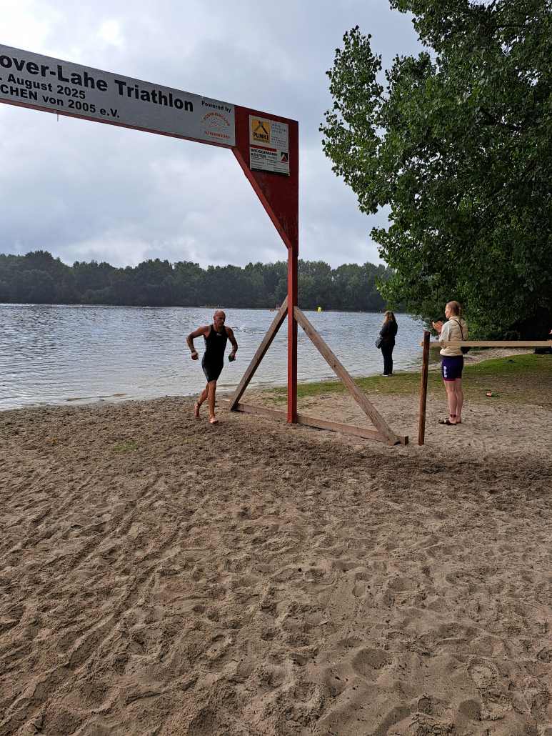 Stefan Hasse auf dem Weg in die erste Wechselzone