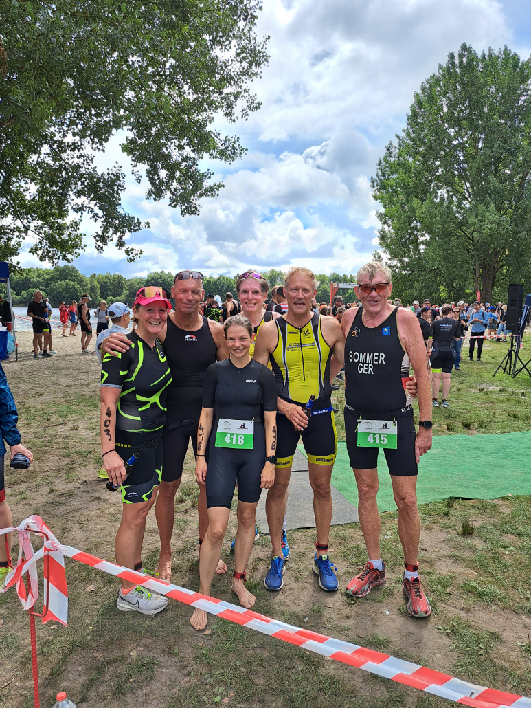 Zielfoto nach der Sprintdistanz Westerceller Triathleten beim Triathlon Hannover-Lahe