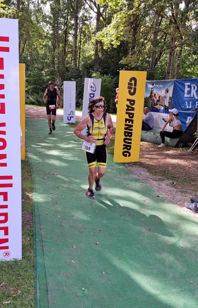 Zieleinlauf Marion Suchy - Volksdistanz-Triathlon Lahe