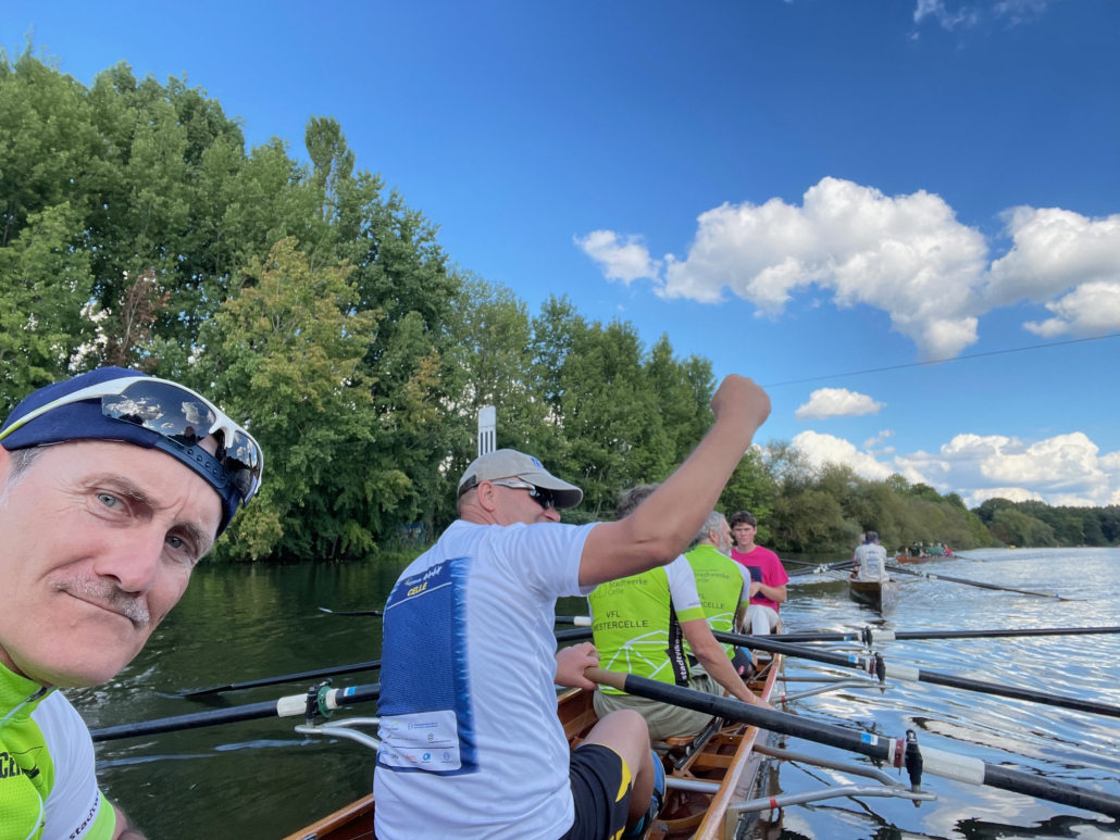 Direkt nach dem Zieleinlauf. Danke auch an den uns zugelosten Steuermann, der uns souverän steuerte und anspornte.