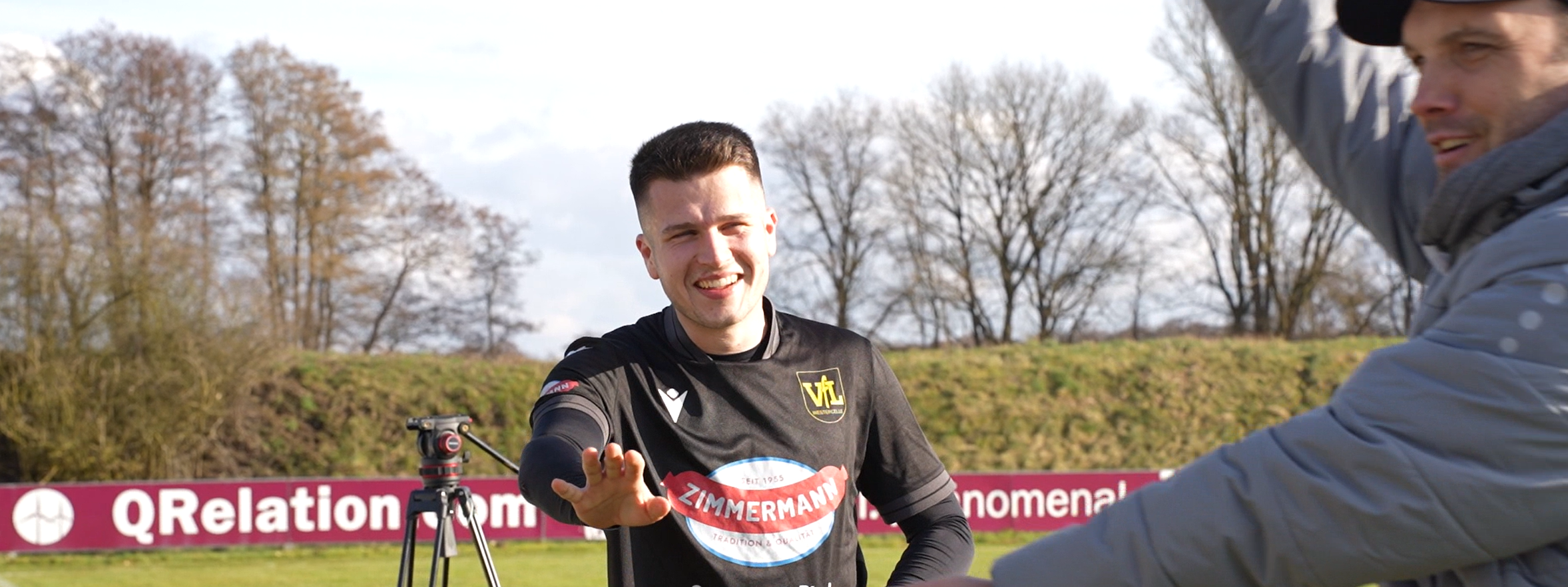 Klappe, die erste! VfL-Trainer Sebastian Zich kündigt ein Statement von Kapitän Dominik Gärtner an. Die 1.Herren des VfL Westercelle wurde im Rahmen einer Saison-Doku-Serie ein Jahr lang auf und neben dem Platz begleitet.